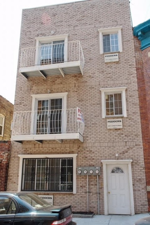 Townhouse in Brooklyn, NY - Building Photo