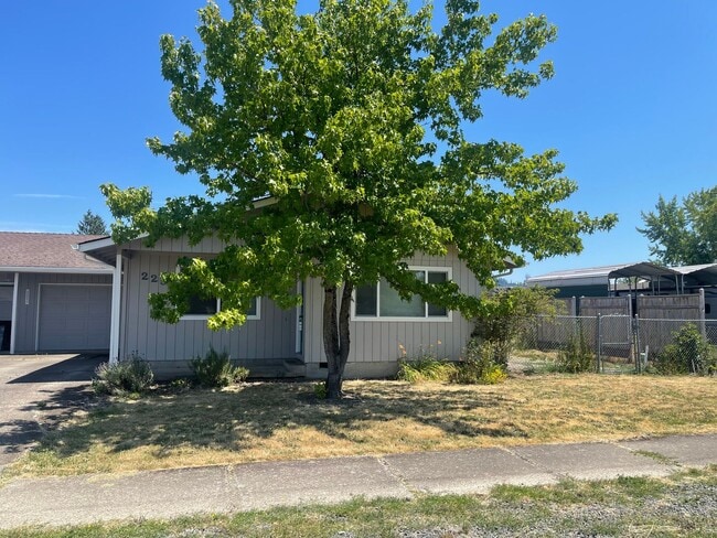 225 S 10th St in Lebanon, OR - Building Photo - Building Photo