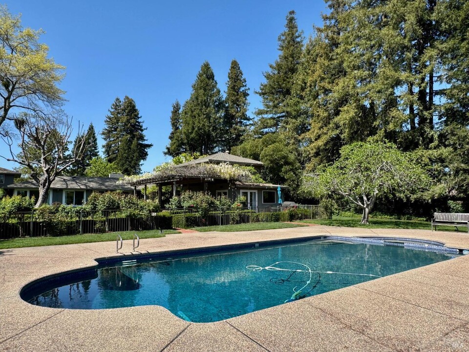 1701 Zinfandel Ln in St Helena, CA - Building Photo