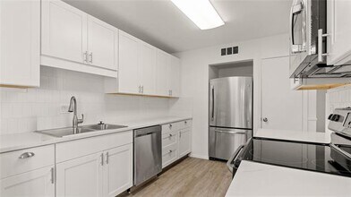 527 W Lookout Dr in Richardson, TX - Building Photo - Building Photo