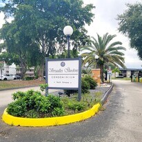 7911 N Colony Cir in Tamarac, FL - Building Photo