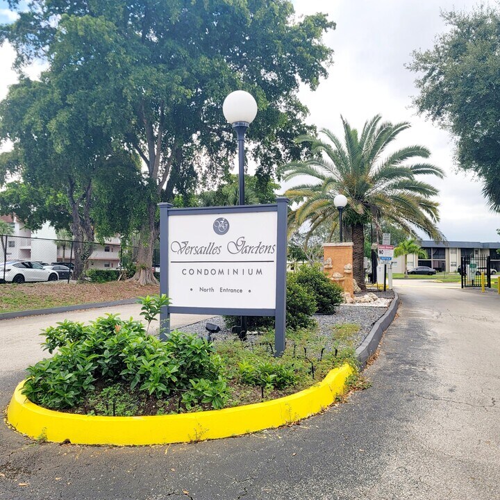 7911 N Colony Cir in Tamarac, FL - Building Photo