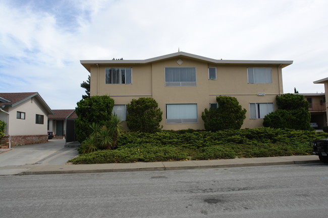 1730 Sequoia Ave in Burlingame, CA - Foto de edificio - Building Photo