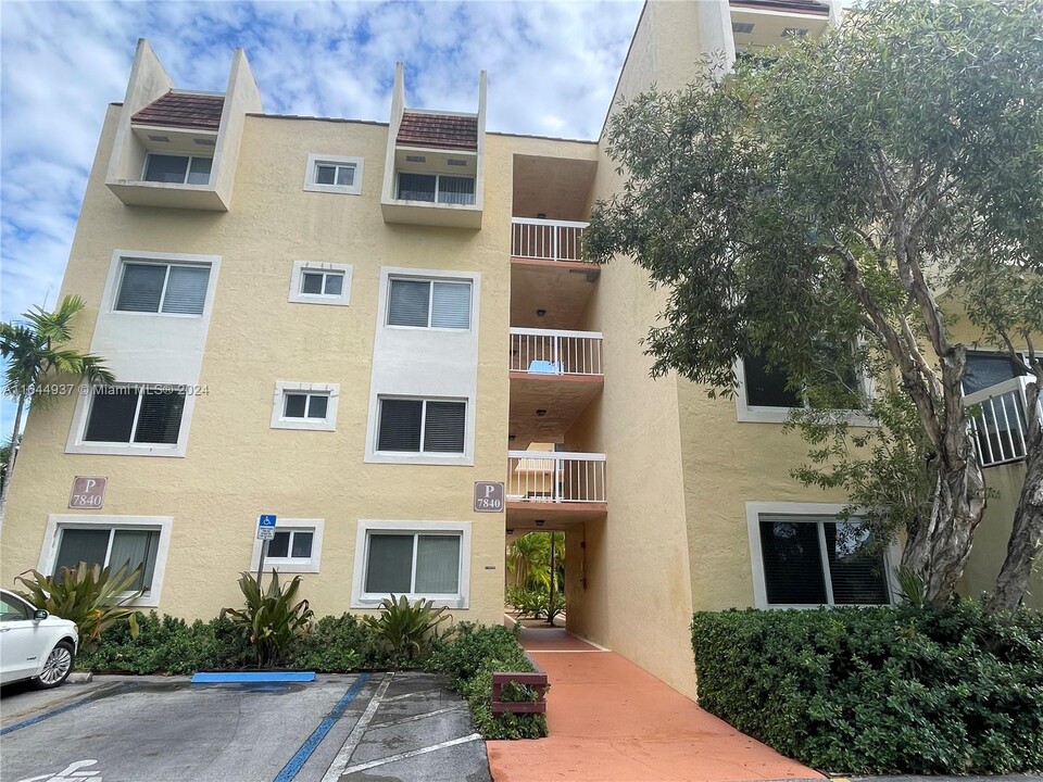 7840 Camino Real in Miami, FL - Building Photo