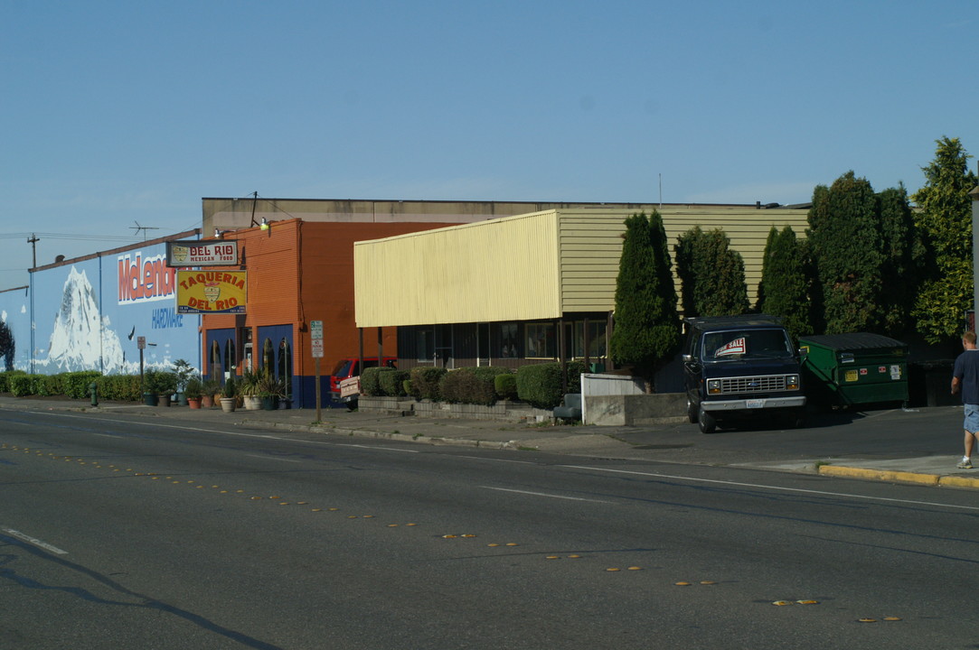 Hogles Apartments in Seattle, WA - Building Photo