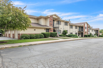 Bear Arbor Apartments in Burlington, WI - Building Photo - Building Photo