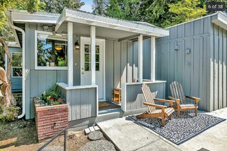 9024 29th St W in University Place, WA - Foto de edificio - Building Photo