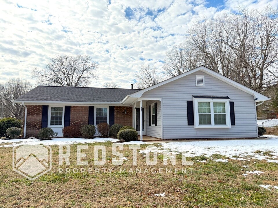 136 Westview Dr in Elon, NC - Building Photo