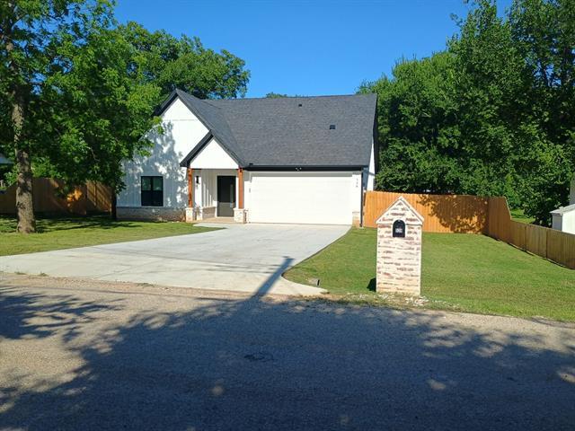 528 Pettit Dr in Newark, TX - Building Photo