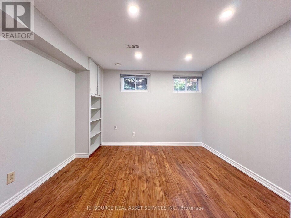 75 Rowatson Rd in Toronto, ON - Building Photo