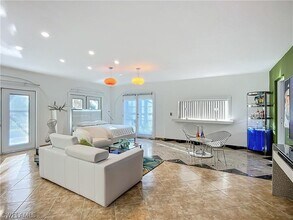 10242 Vanderbilt Dr in Naples, FL - Building Photo - Building Photo