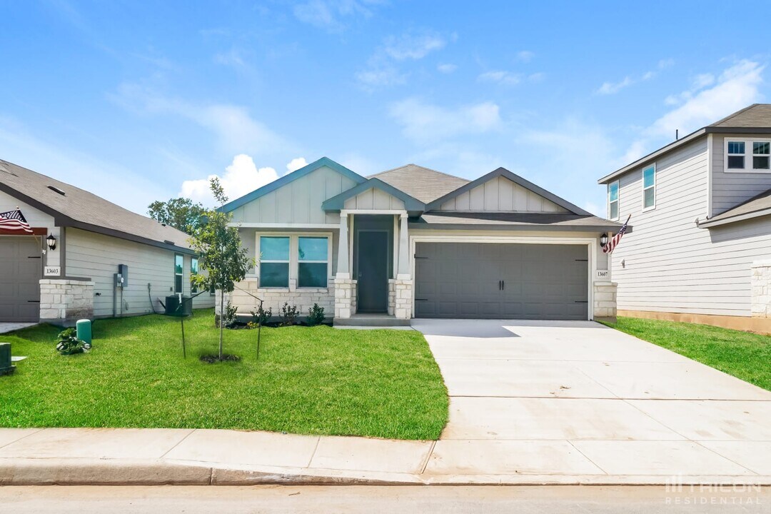 13607 Emerson Wy in Saint Hedwig, TX - Building Photo
