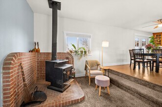 8916 S 1240 E in Sandy, UT - Foto de edificio - Building Photo