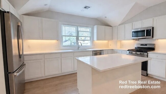 28 Brooks St, Unit 3 in Boston, MA - Building Photo - Building Photo