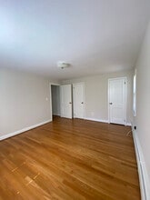 24 Holly Dr in Newport News, VA - Foto de edificio - Building Photo