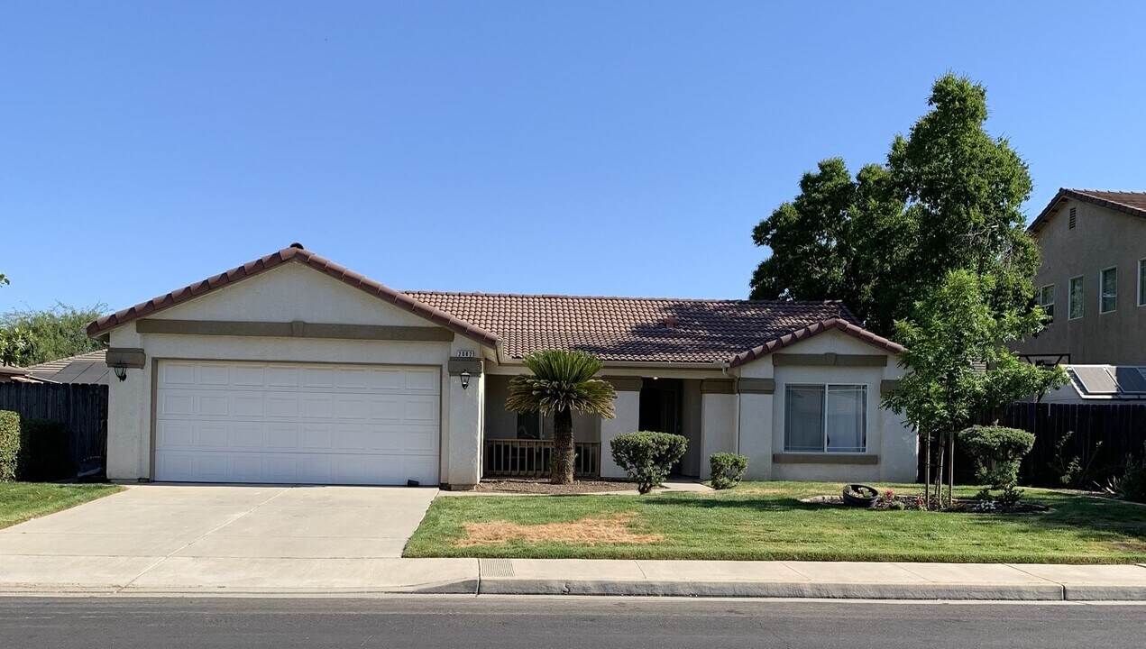 2082 Charlie Chambers Dr in Hanford, CA - Foto de edificio