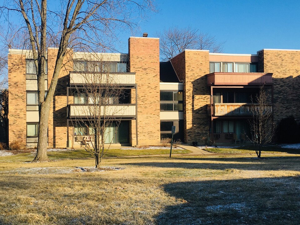 Lakeside Condominium in Schaumburg, IL - Building Photo