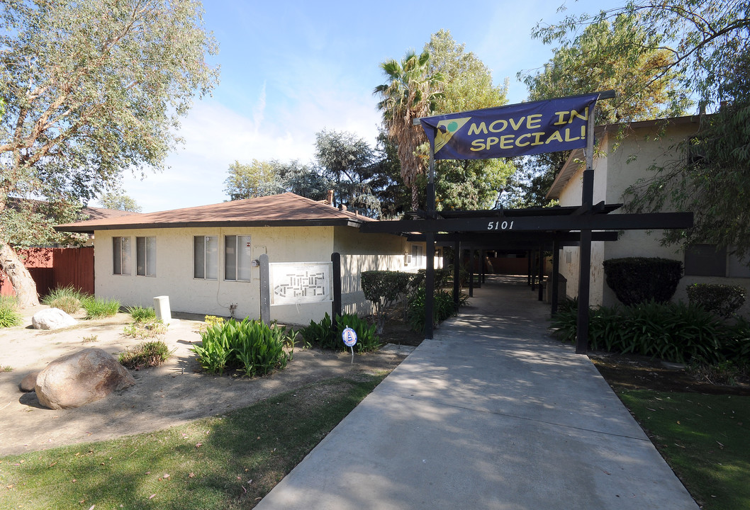 Village Lane Apartments in Bakersfield, CA - Building Photo