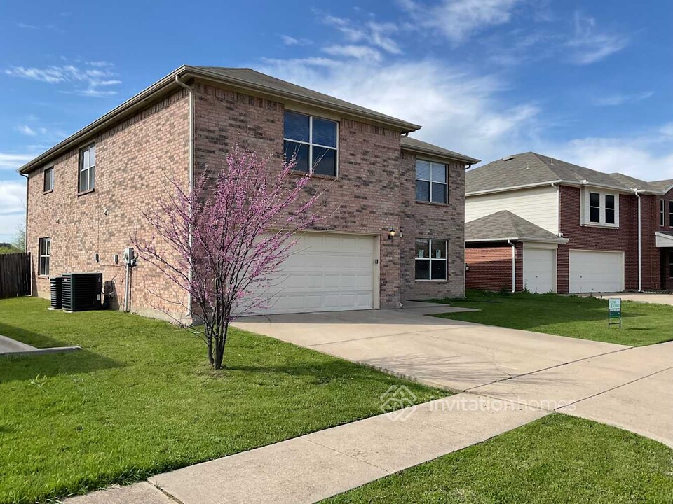 809 Blue Sky Dr in Arlington, TX - Foto de edificio