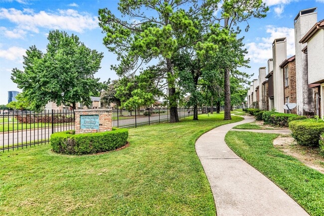 17230 Imperial Valley Dr in Houston, TX - Building Photo - Building Photo