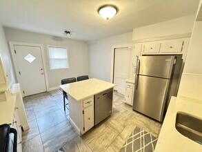 214 Commonwealth Ave, Unit 1 in Chestnut Hill, MA - Building Photo - Building Photo