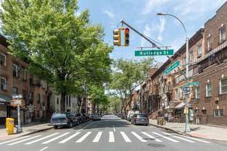 649 Bedford Ave in Brooklyn, NY - Foto de edificio - Building Photo
