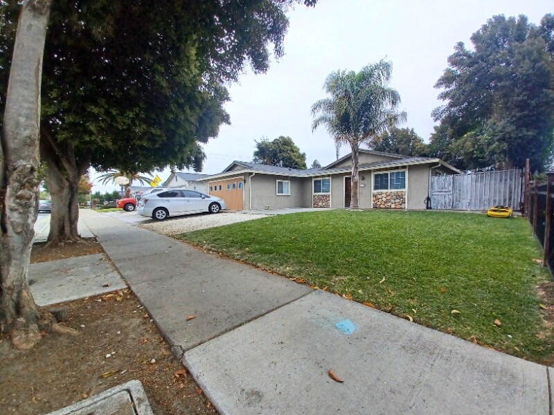 1111 Central Ave in Hollister, CA - Building Photo