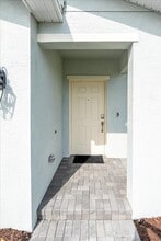 11161 NW Fernbrook Dr, Unit 1 Bedroom 315 in Port St. Lucie, FL - Foto de edificio - Building Photo