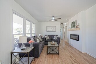 311 Oakwood Dr in Newfield, NJ - Foto de edificio - Building Photo