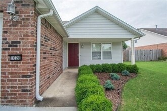 1028 S Eastview Dr in Fayetteville, AR - Building Photo - Building Photo