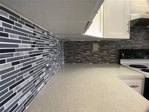 8590 SW 212th St in Cutler Bay, FL - Foto de edificio - Building Photo