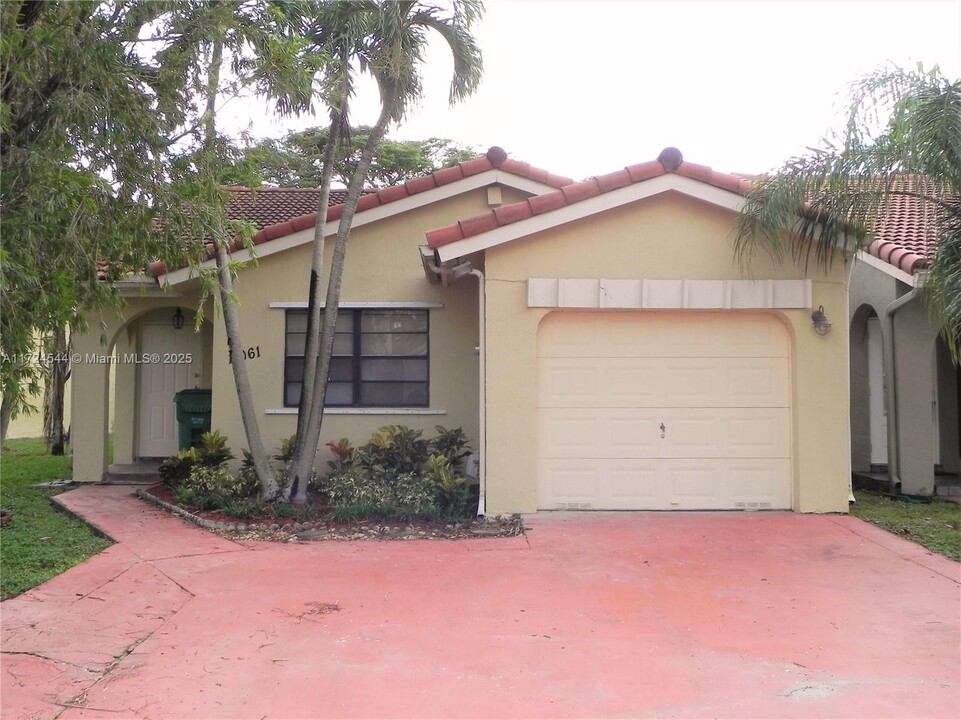 11061 SW 155th Pl in Miami, FL - Building Photo