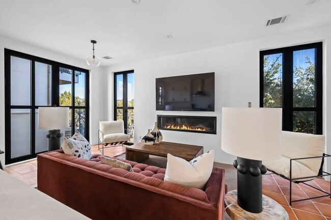 2701 Bumble Bee Dr in Spicewood, TX - Foto de edificio - Building Photo