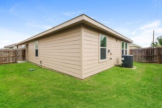 2044 Oakwood Forest Dr in Bryan, TX - Building Photo - Building Photo