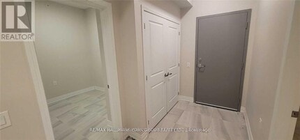 32 Wellington St E in Aurora, ON - Building Photo - Building Photo