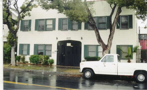 619 Elm Ave in Long Beach, CA - Foto de edificio