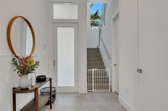3055 Gifford Ln in Miami, FL - Foto de edificio - Building Photo