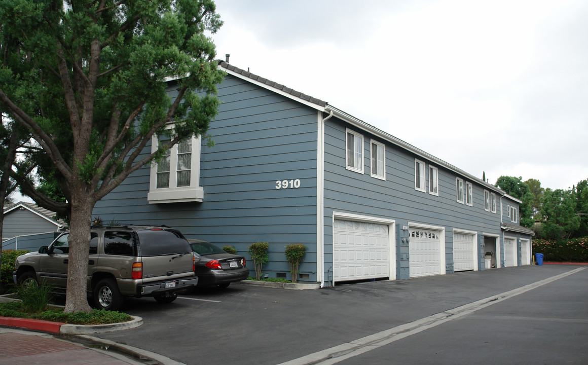 3910 Cochran St in Simi Valley, CA - Building Photo