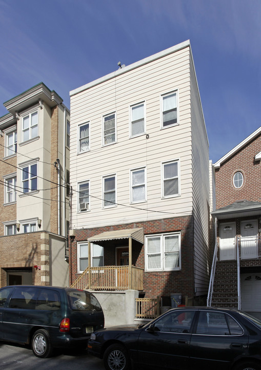 168 19th St in Union City, NJ - Building Photo