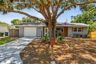 528 Manor Dr in Dunedin, FL - Building Photo