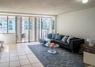 7545 E Treasure Dr, Unit 4K in North Bay Village, FL - Building Photo - Building Photo