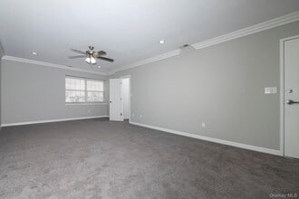 425 Newbridge Rd in East Meadow, NY - Building Photo - Building Photo