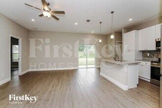 740 Lavender St SE in Palm Bay, FL - Foto de edificio - Building Photo