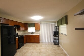 38942 9th Ave in Zephyrhills, FL - Foto de edificio - Building Photo
