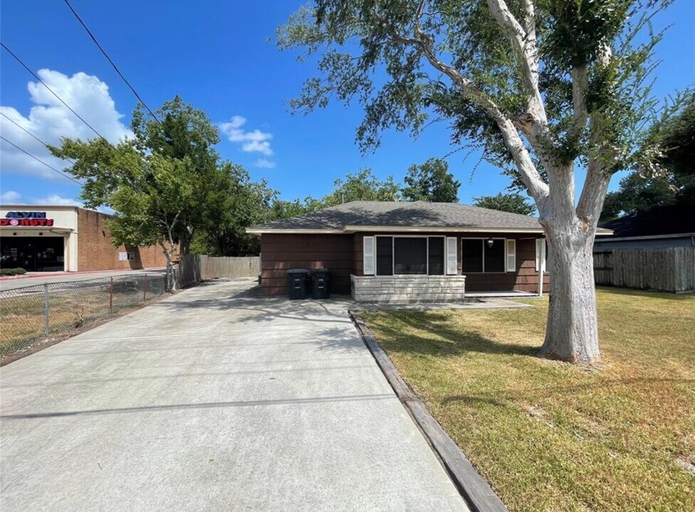 605 Tovrea Rd in Alvin, TX - Building Photo