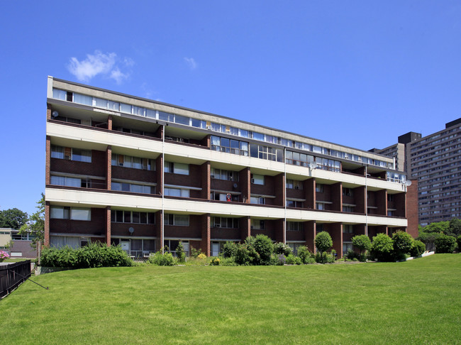 120 Sunny Glenway in Toronto, ON - Building Photo - Primary Photo