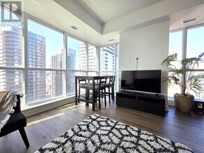 327 King St W in Toronto, ON - Building Photo - Building Photo