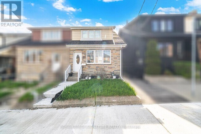 2000 Dufferin St in Toronto, ON - Building Photo - Building Photo