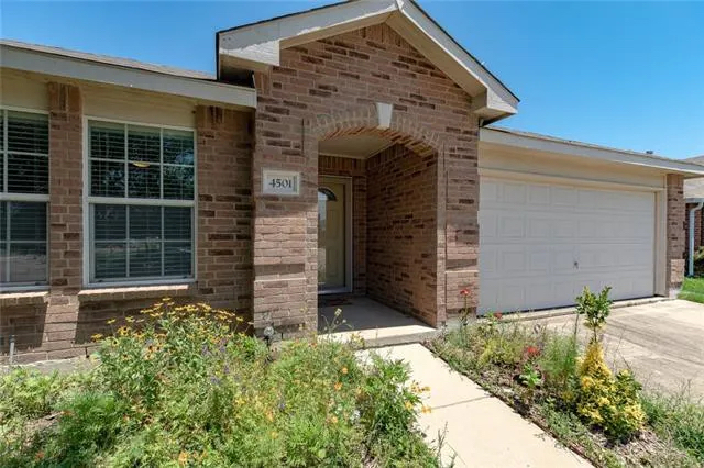 4501 Martingale View Ln in Fort Worth, TX - Foto de edificio