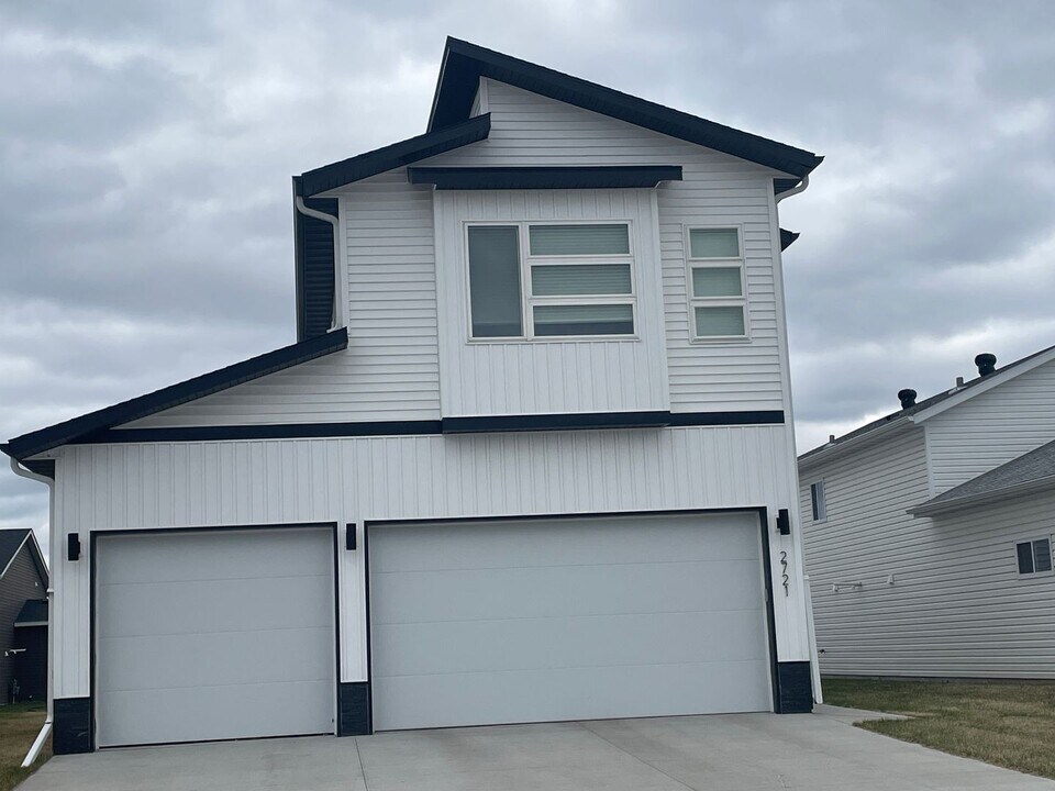 2721 10th St W in West Fargo, ND - Building Photo